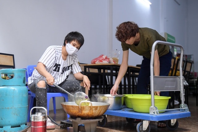 Gặp người nấu hàng trăm suất ăn miễn phí gửi y, bác sĩ chống dịch Covid-19 - 4