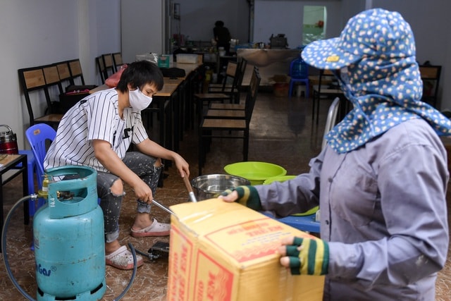 Gặp người nấu hàng trăm suất ăn miễn phí gửi y, bác sĩ chống dịch Covid-19 - 1