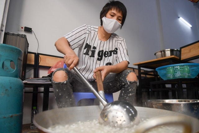 Gặp người nấu hàng trăm suất ăn miễn phí gửi y, bác sĩ chống dịch Covid-19 - 2