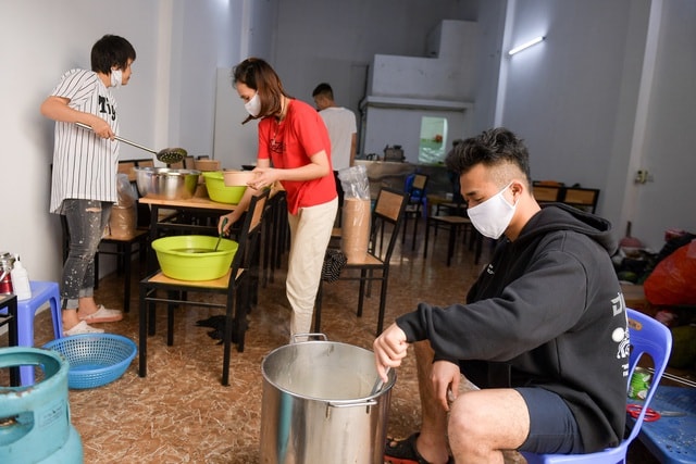 Gặp người nấu hàng trăm suất ăn miễn phí gửi y, bác sĩ chống dịch Covid-19 - 7