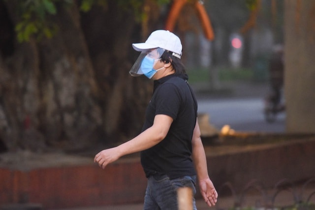 Nhộn nhịp cảnh tập thể dục quanh Hồ Gươm sau lệnh cách ly toàn xã hội - 4