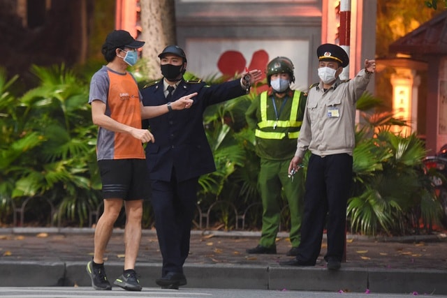 Nhộn nhịp cảnh tập thể dục quanh Hồ Gươm sau lệnh cách ly toàn xã hội - 11