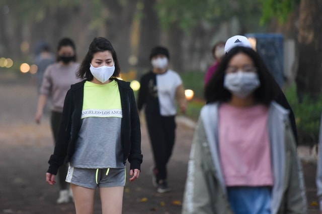 Nhộn nhịp cảnh tập thể dục quanh Hồ Gươm sau lệnh cách ly toàn xã hội - 3