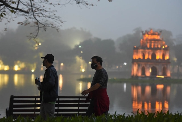 Nhộn nhịp cảnh tập thể dục quanh Hồ Gươm sau lệnh cách ly toàn xã hội - 1