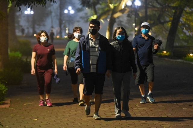 Nhộn nhịp cảnh tập thể dục quanh Hồ Gươm sau lệnh cách ly toàn xã hội - 9