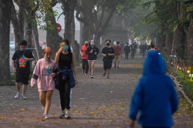 Nhộn nhịp cảnh tập thể dục quanh Hồ Gươm sau lệnh cách ly toàn xã hội - 7