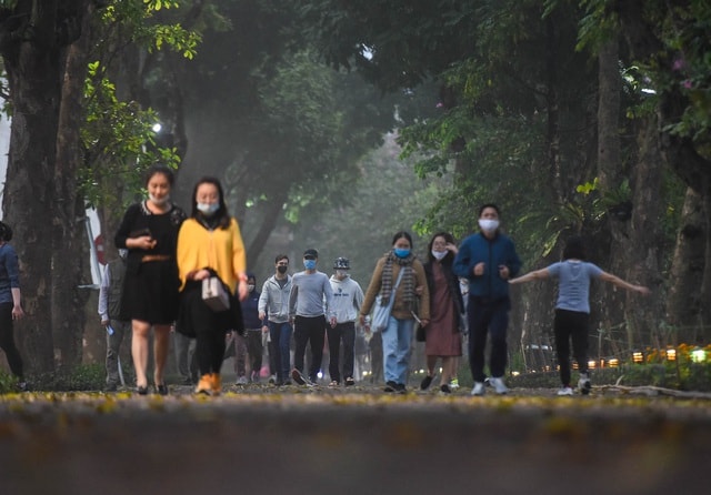 Nhộn nhịp cảnh tập thể dục quanh Hồ Gươm sau lệnh cách ly toàn xã hội - 5