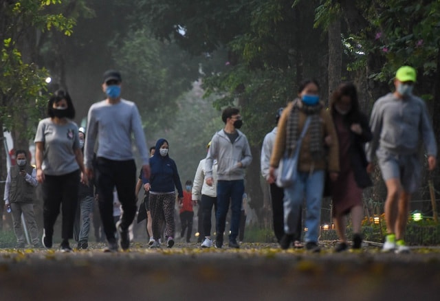 Nhộn nhịp cảnh tập thể dục quanh Hồ Gươm sau lệnh cách ly toàn xã hội - 2