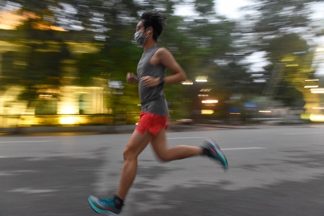 Nhộn nhịp cảnh tập thể dục quanh Hồ Gươm sau lệnh cách ly toàn xã hội - 6