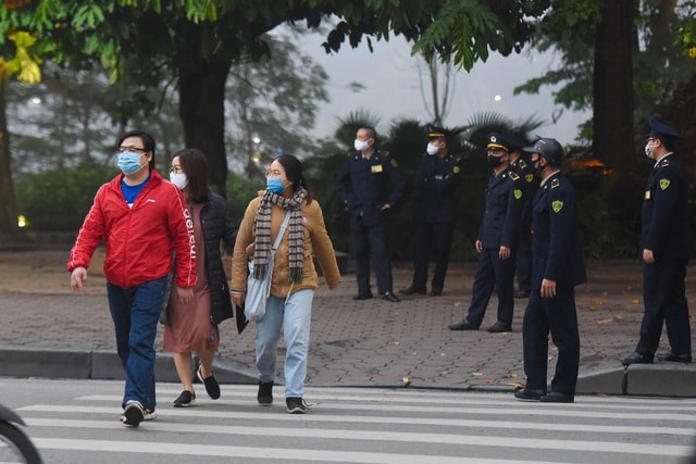 Nhộn nhịp cảnh tập thể dục quanh Hồ Gươm sau lệnh cách ly toàn xã hội - 12