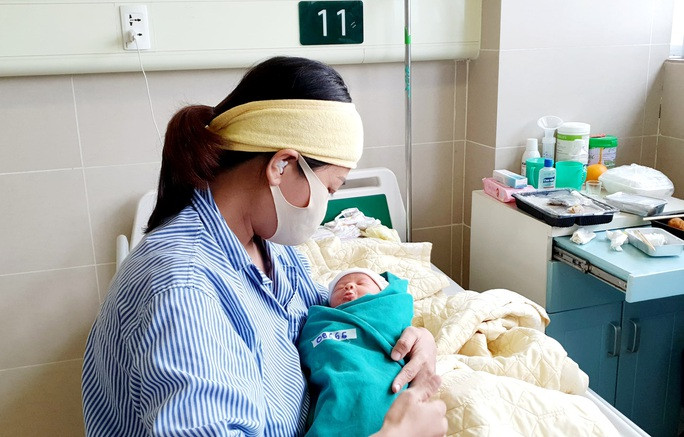 5 bé sơ sinh chào đời trong khu cách ly Bệnh viện Bạch Mai - Ảnh 2.