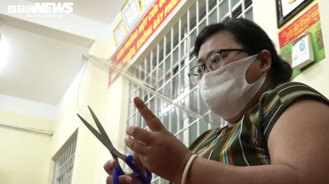 Ảnh: Cán bộ phường thức đêm làm hàng nghìn mũ bảo hộ phòng Covid-19 - 2