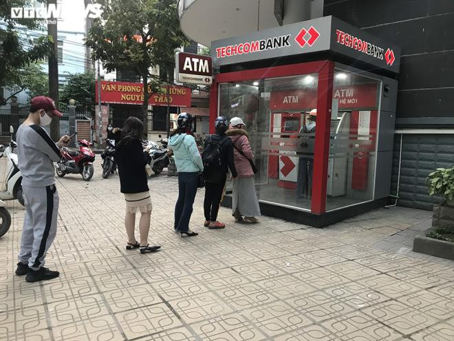 Hà Nội: Xếp hàng rút tiền tại ATM, 'phớt lờ' Covid-19  - 3
