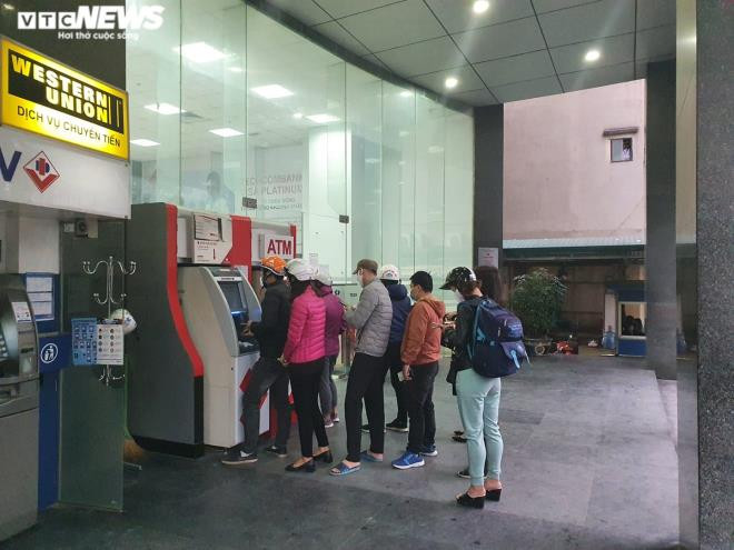 Hà Nội: Xếp hàng rút tiền tại ATM, 'phớt lờ' Covid-19  - 1