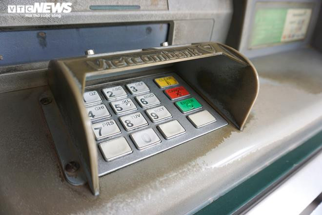 Hà Nội: Xếp hàng rút tiền tại ATM, 'phớt lờ' Covid-19  - 7