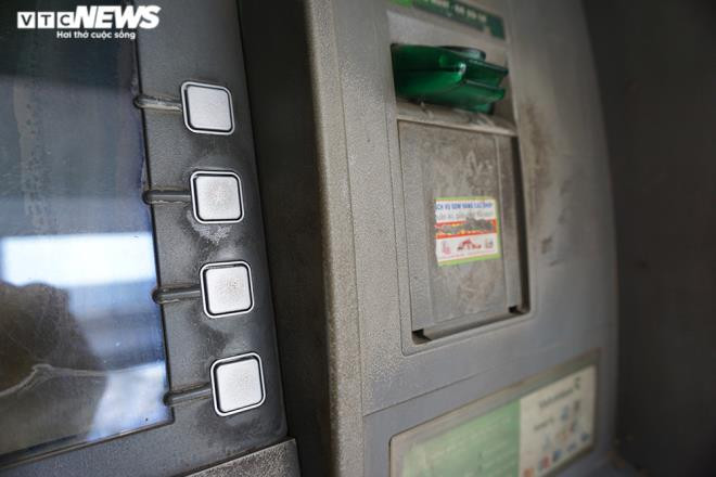 Hà Nội: Xếp hàng rút tiền tại ATM, 'phớt lờ' Covid-19  - 6