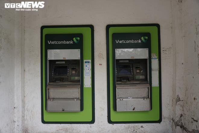 Hà Nội: Xếp hàng rút tiền tại ATM, 'phớt lờ' Covid-19  - 4