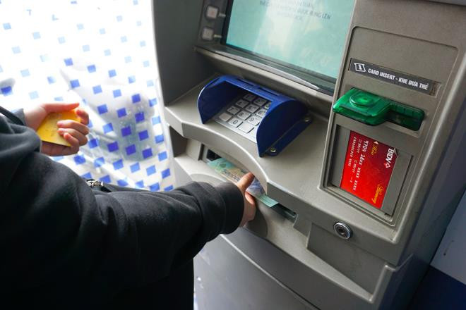 Hà Nội: Xếp hàng rút tiền tại ATM, 'phớt lờ' Covid-19  - 5