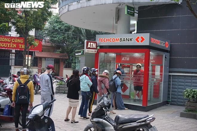 Hà Nội: Xếp hàng rút tiền tại ATM, 'phớt lờ' Covid-19  - 2