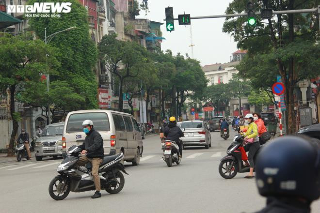 Phố phường thông thoáng, dân vẫn lái xe bát nháo, bất tuân luật giao thông - 11