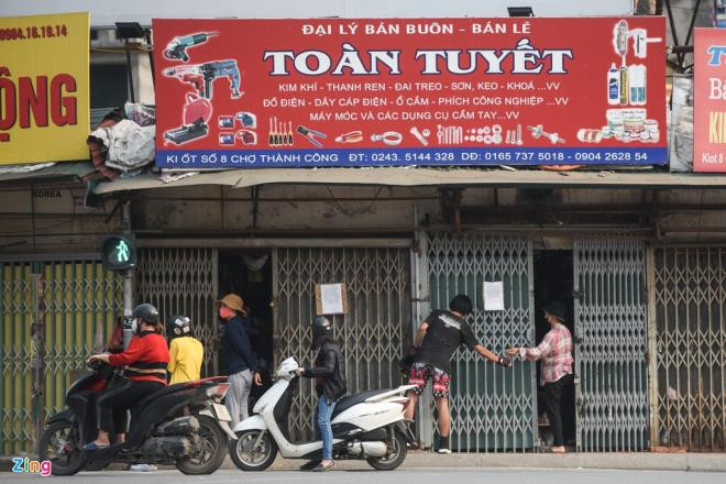 Cảnh buôn bán 'thậm thụt' trong lệnh cách ly xã hội - 11