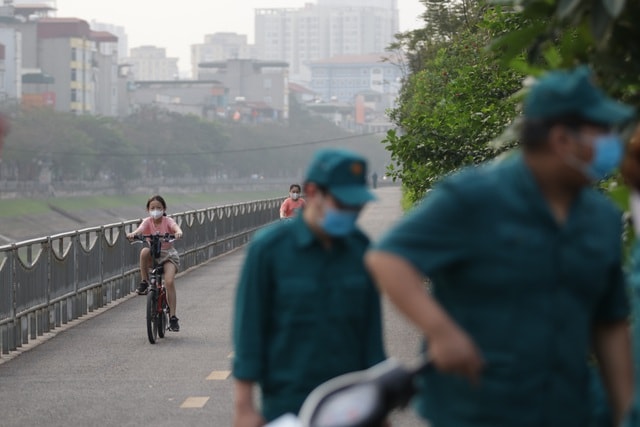 Bất chấp biển cấm, nhiều người nối nhau vào phố đi bộ để tập thể dục - 11