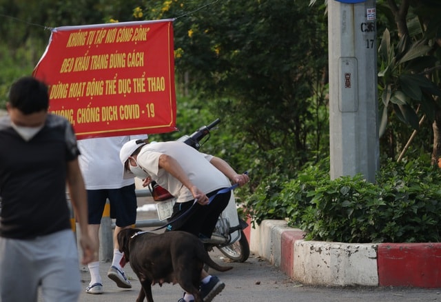 Bất chấp biển cấm, nhiều người nối nhau vào phố đi bộ để tập thể dục - 1