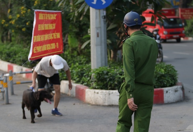 Bất chấp biển cấm, nhiều người nối nhau vào phố đi bộ để tập thể dục - 2