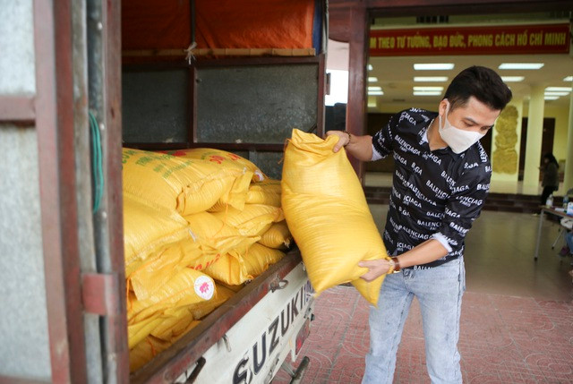 Hà Nội: Nhiều nhà hảo tâm đưa cả xe tải gạo tới cây ATM đặc biệt - 4