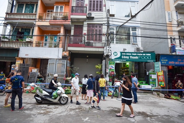 Hà Nội: Chợ dân sinh kẻ vạch, dựng rào phòng dịch Covid-19 - 11