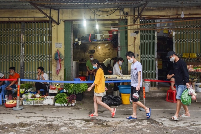 Hà Nội: Chợ dân sinh kẻ vạch, dựng rào phòng dịch Covid-19 - 1