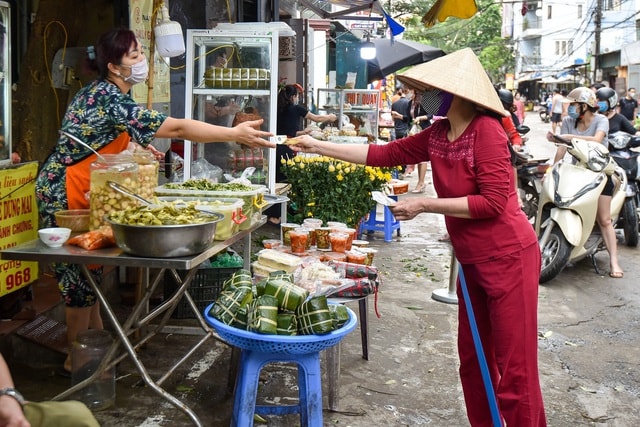 Hà Nội: Chợ dân sinh kẻ vạch, dựng rào phòng dịch Covid-19 - 9