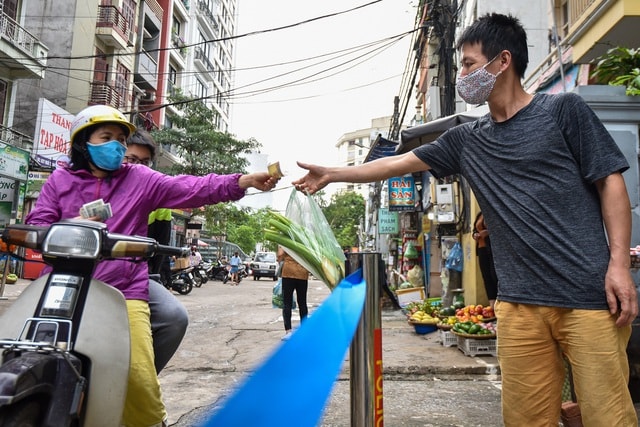 Hà Nội: Chợ dân sinh kẻ vạch, dựng rào phòng dịch Covid-19 - 4