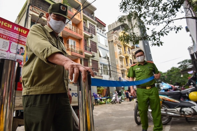 Hà Nội: Chợ dân sinh kẻ vạch, dựng rào phòng dịch Covid-19 - 5