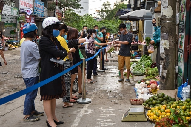 Hà Nội: Chợ dân sinh kẻ vạch, dựng rào phòng dịch Covid-19 - 3