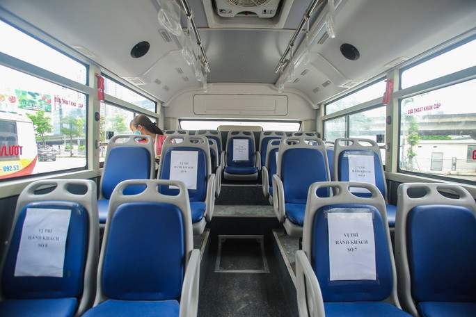 CLIP: Cận cảnh xe buýt hoạt động trở lại dán số thứ tự, mỗi xe không chở quá 20 người - Ảnh 4.