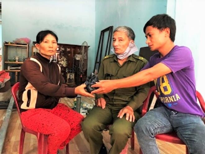 Mua chiếc tủ sắt cũ chứa hơn 200 triệu đồng, người nhặt ve chai trả lại khổ chủ - 1