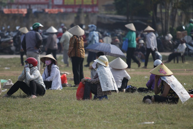 Hàng nghìn người đội nắng xếp hàng nhận gạo miễn phí trước kỳ nghỉ lễ - 7