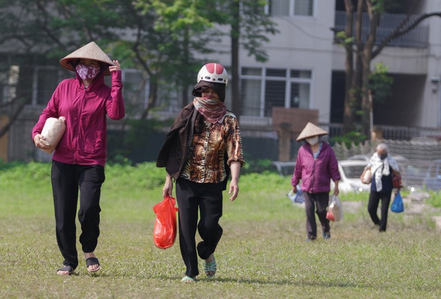 Hàng nghìn người đội nắng xếp hàng nhận gạo miễn phí trước kỳ nghỉ lễ - 15