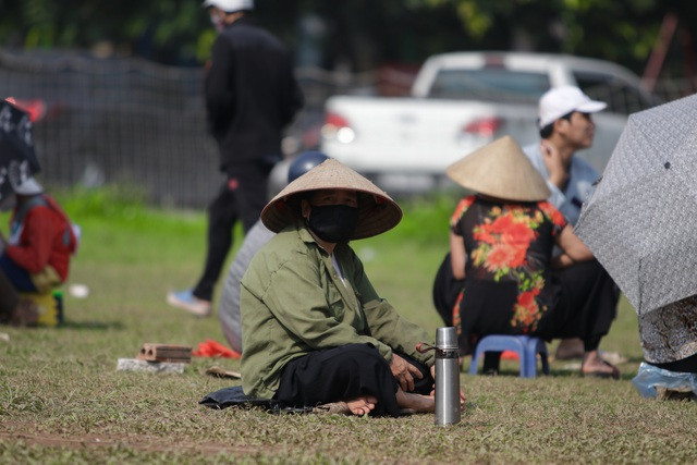 Hàng nghìn người đội nắng xếp hàng nhận gạo miễn phí trước kỳ nghỉ lễ - 4