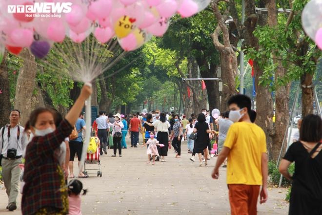 Công viên đóng cửa, dân thủ đô đổ về Hồ Gươm chơi lễ - 6