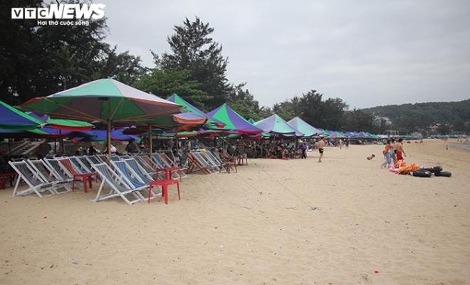 Rác thải 'bức tử' bãi tắm Đồ Sơn trong dịp nghỉ lễ 30/4-1/5 - 10