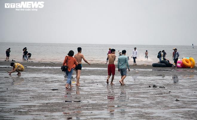 Rác thải 'bức tử' bãi tắm Đồ Sơn trong dịp nghỉ lễ 30/4-1/5 - 2