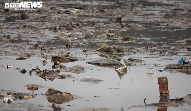 Rác thải 'bức tử' bãi tắm Đồ Sơn trong dịp nghỉ lễ 30/4-1/5 - 7