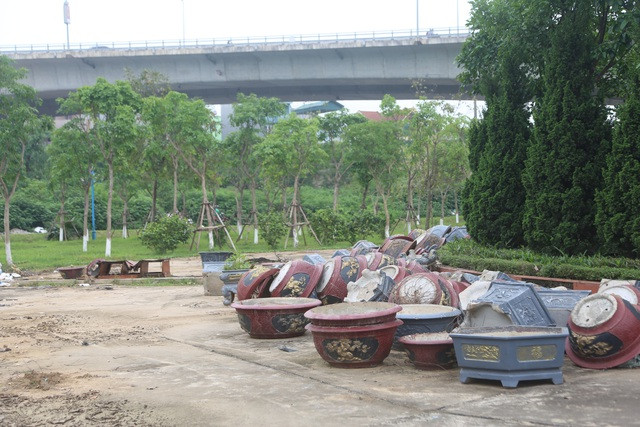 Ngổn ngang rác gần cây cầu dây văng lớn thứ hai Việt Nam - 1
