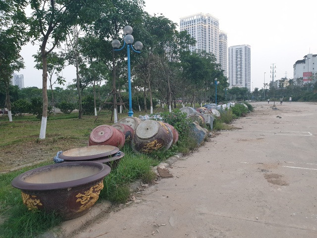 Ngổn ngang rác gần cây cầu dây văng lớn thứ hai Việt Nam - 3