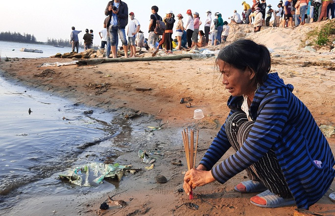 Vụ lật thuyền ở Quảng Nam: Người nhà khóc cạn nước mắt - Ảnh 7.