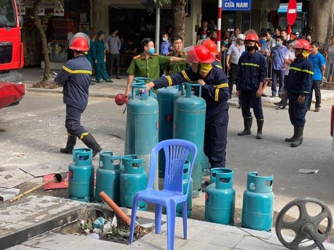 Bình gas nhà hàng gà rán trên phố cổ Hà Nội phát nổ, 5 người bị thương - 2