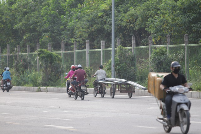 Đoàn hàng trăm người rồng rắn ngược chiều ở đường gom Đại lộ Thăng Long - 7