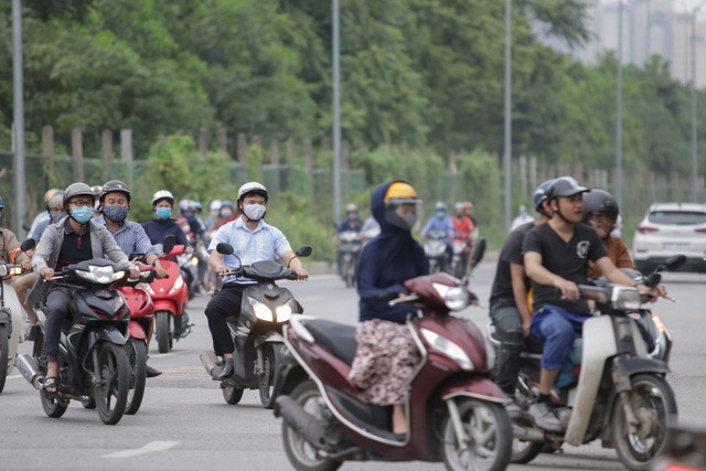 Đoàn hàng trăm người rồng rắn ngược chiều ở đường gom Đại lộ Thăng Long - 10